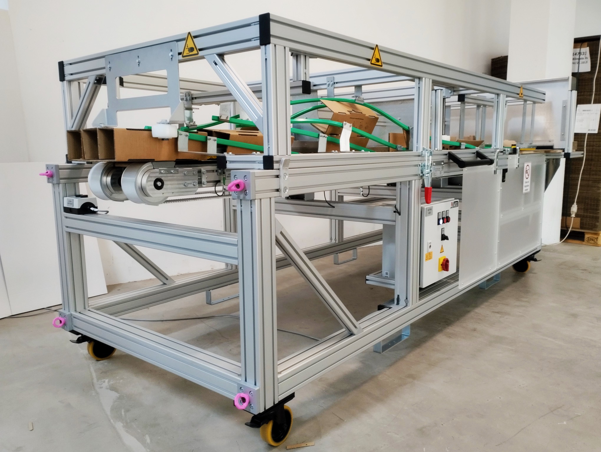 IFM Inlet-Faltmaschine mit gefalteten Versandhülsen